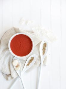 Slik fjerner du flekker etter supper, sauser og dressinger