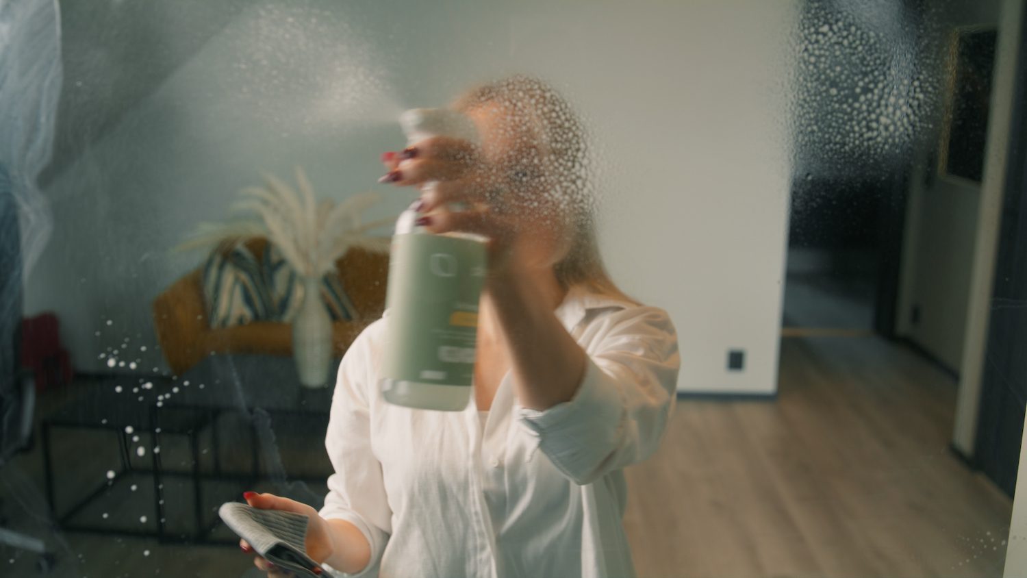 Vask glass og speil med På Stell Universalspray. Helt uten skadelige kjemikalier.